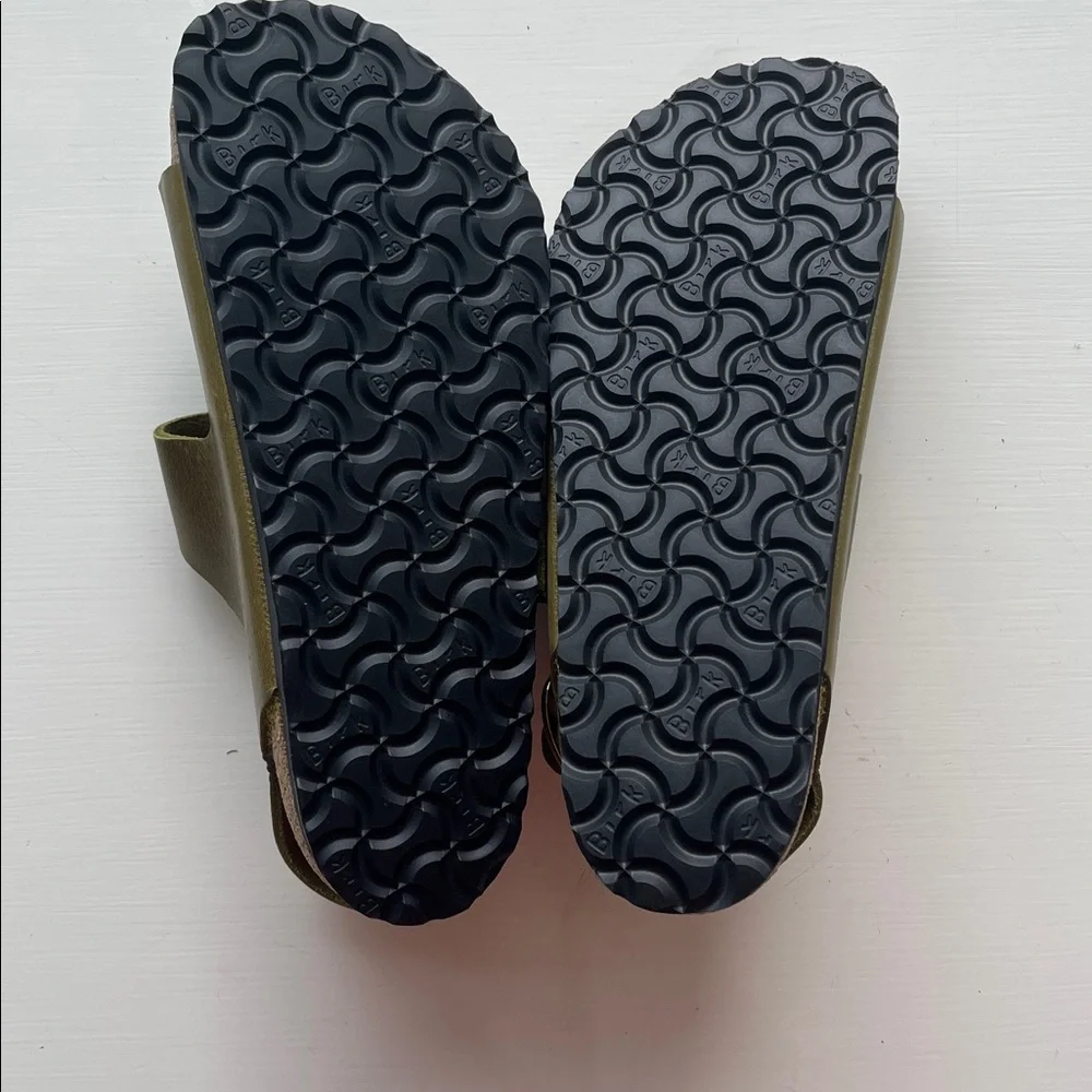 Birkenstock Milano Big Buckle Sandals
In Olive Green - Gold Buckle New w/o box - Picture 5 of 8